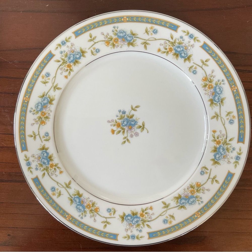 Four Crown China Barclay 519 dinner plate - Picture 1 of 3